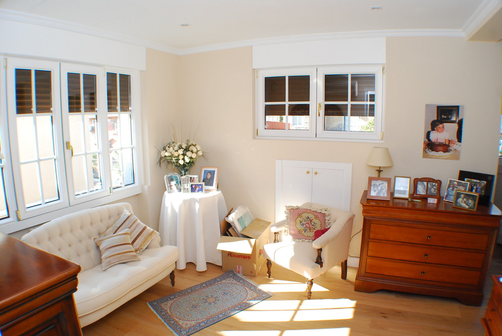 Ejemplo de sala de estar tradicional con suelo de madera clara