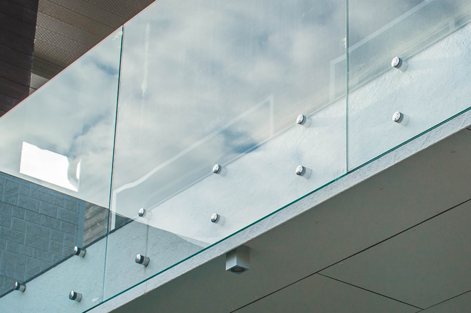 Дом в современном стиле с консольной лестницей