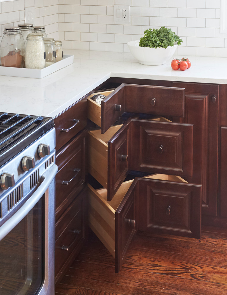 Example of a transitional home design design in Chicago