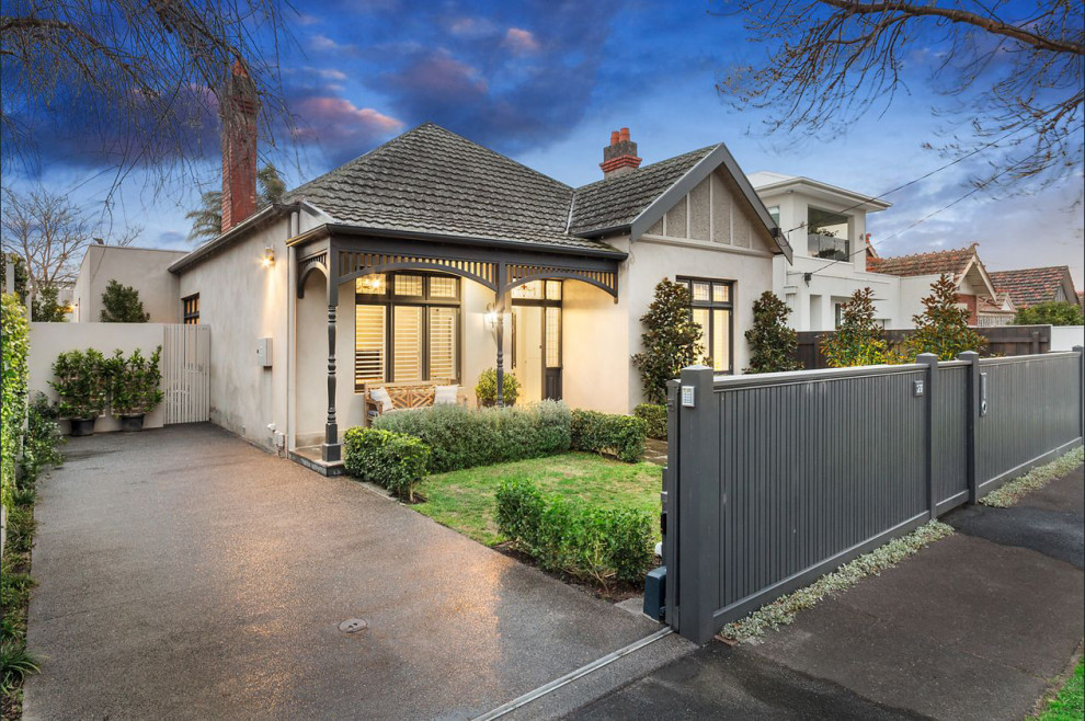 Large contemporary one-storey house exterior in Melbourne with a gable roof and a tile roof.