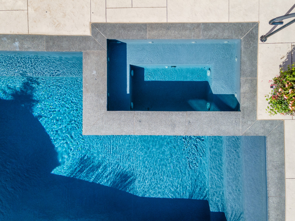 Idées déco pour une petite piscine arrière classique rectangle avec un bain bouillonnant et du béton estampé.