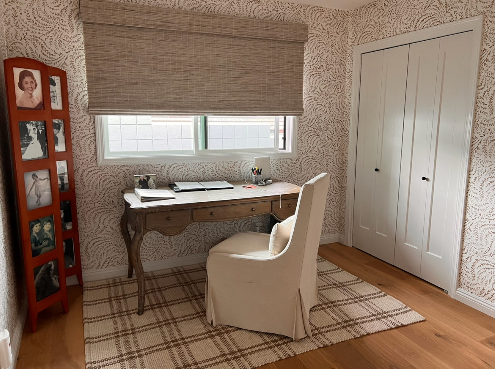 Foto di un ufficio stile marinaro con pareti bianche, parquet chiaro, scrivania autoportante, pavimento marrone e carta da parati