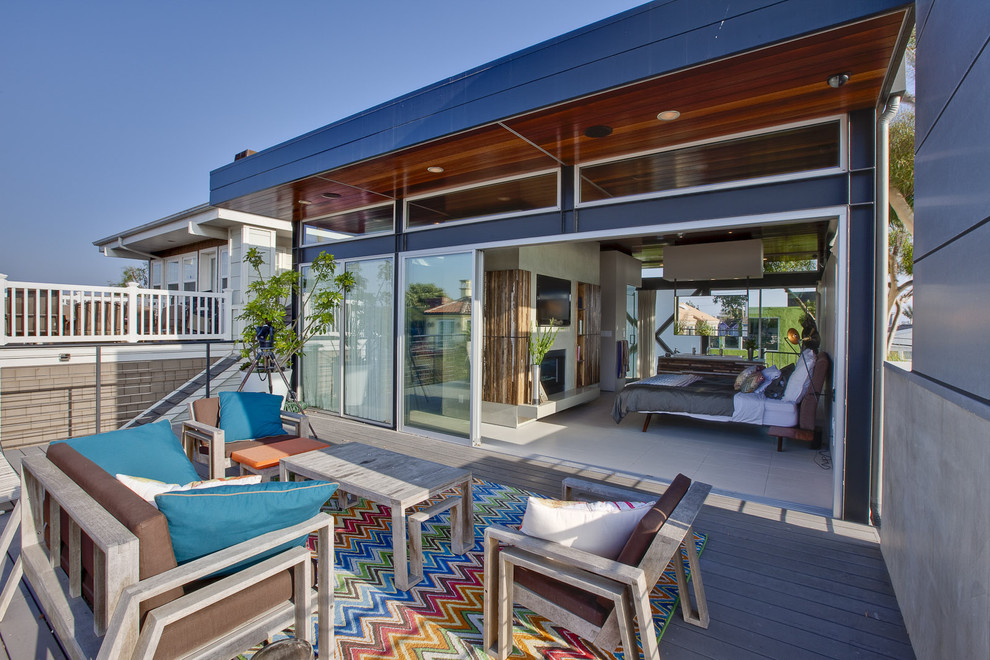 Photo of a mid-sized contemporary deck in Los Angeles with no cover.