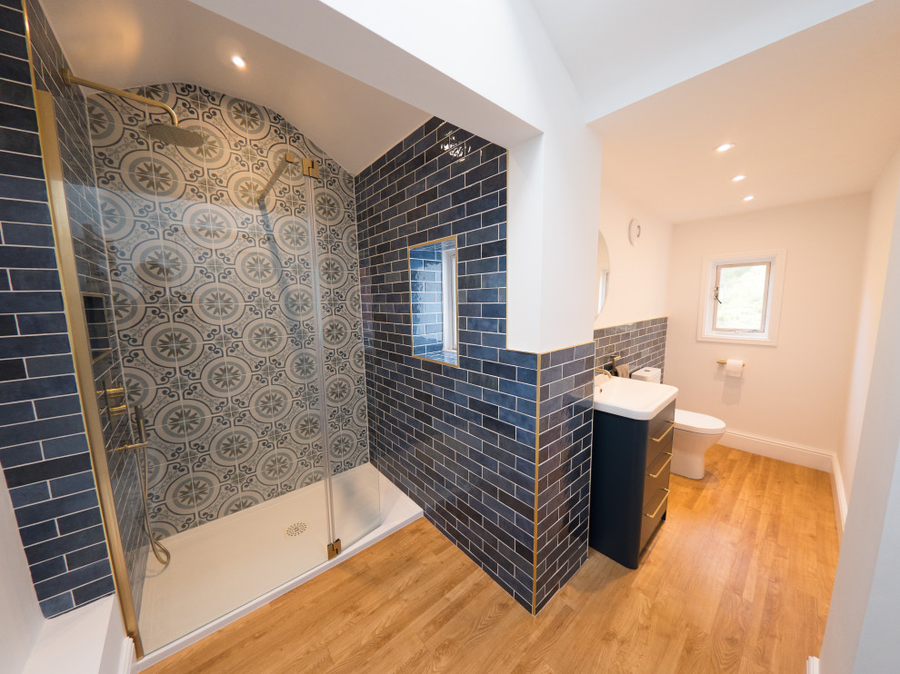 Idéer för mellanstora funkis badrum med dusch, med möbel-liknande, blå skåp, en öppen dusch, blå kakel och keramikplattor