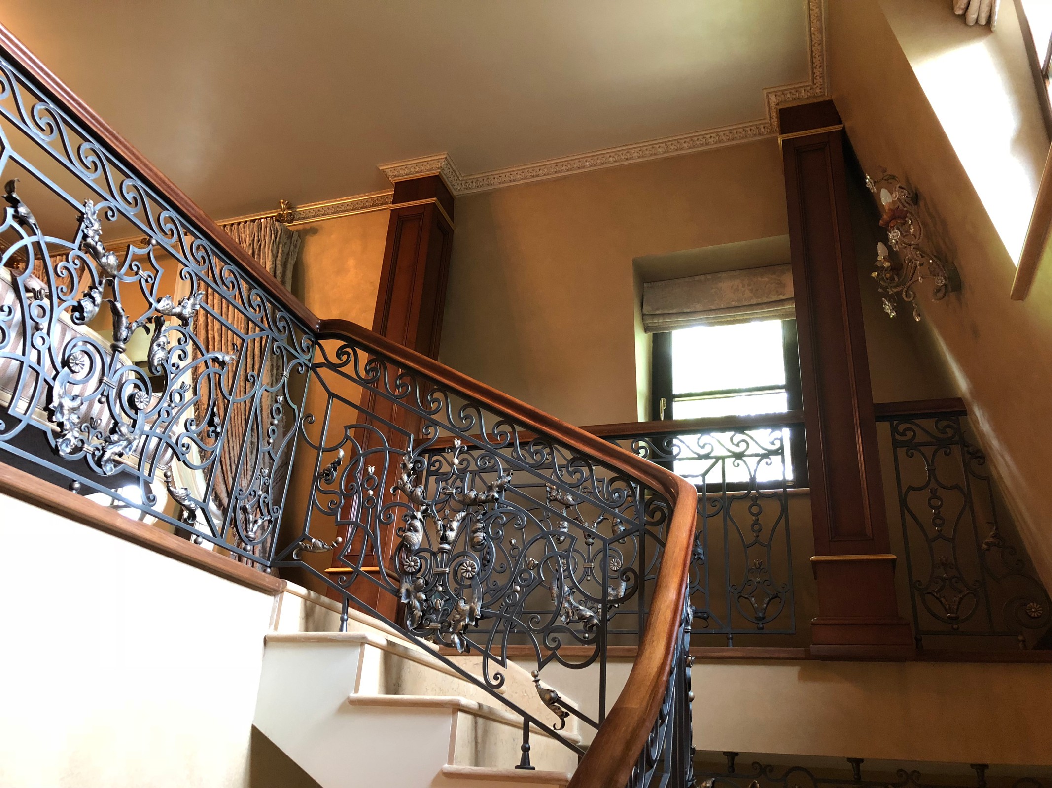 Мраморная лестница и кованые перила