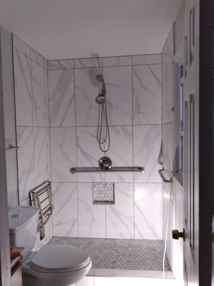 Cette image montre une salle de bain principale minimaliste avec un carrelage blanc, du carrelage en marbre et un plan de toilette en carrelage.