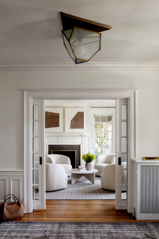 Idee per un ingresso classico di medie dimensioni con pareti bianche, pavimento in legno massello medio e una porta singola