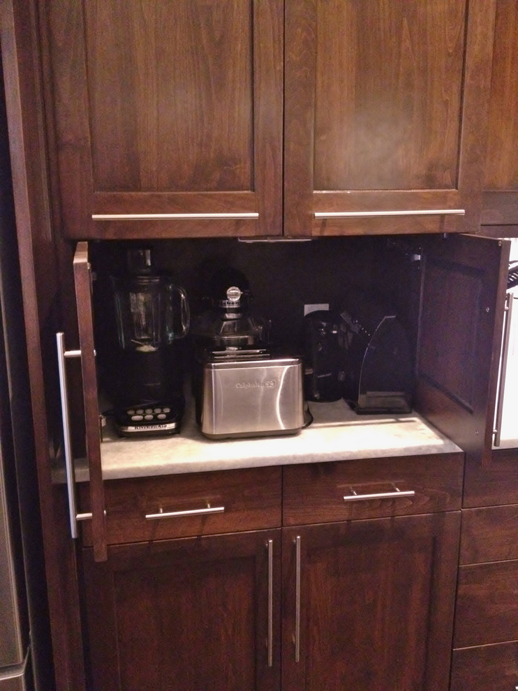 Transitional kitchen photo in Dallas