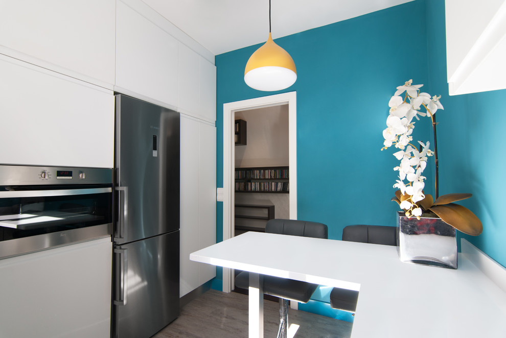 Photo of a modern kitchen in Madrid.