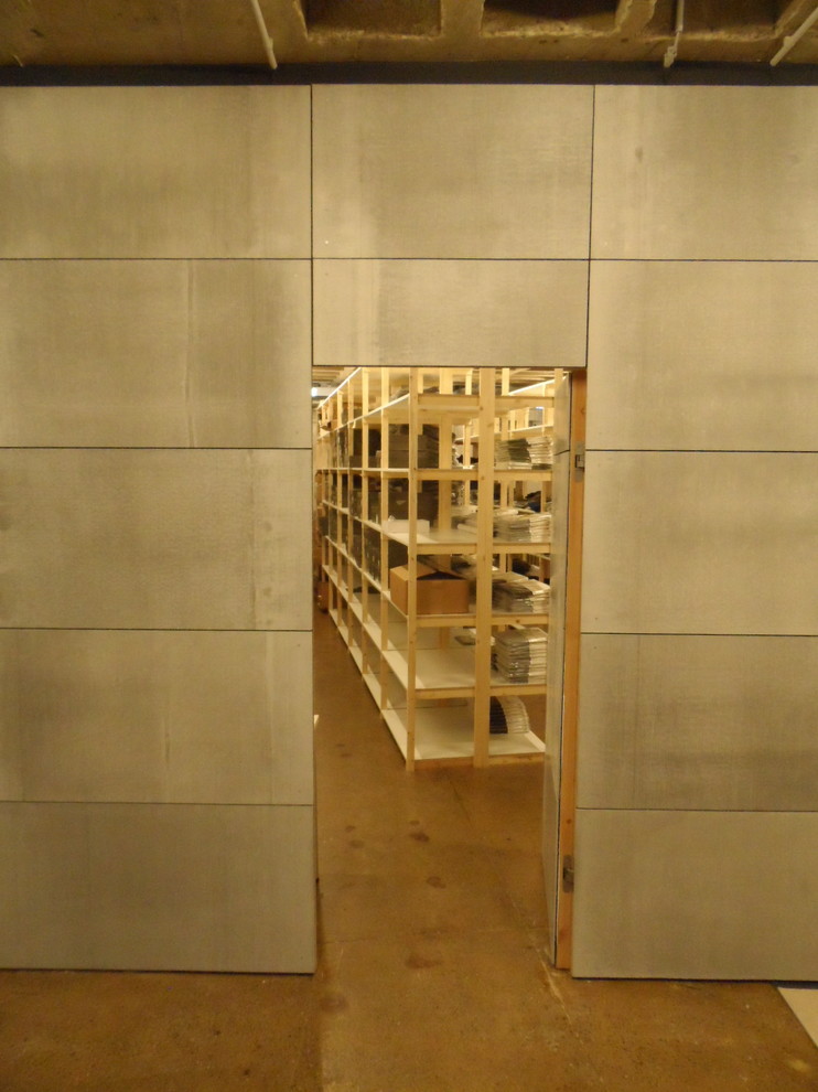 Großes, Neutrales Industrial Ankleidezimmer mit Ankleidebereich und Betonboden in Bonn