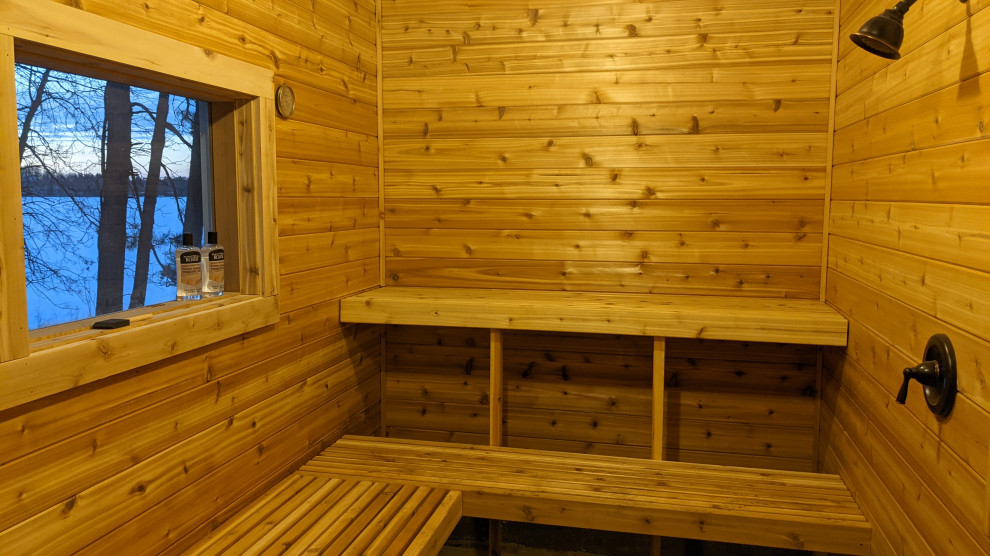 На фото: маленькая ванная комната в стиле рустика с открытым душем и деревянными стенами для на участке и в саду с