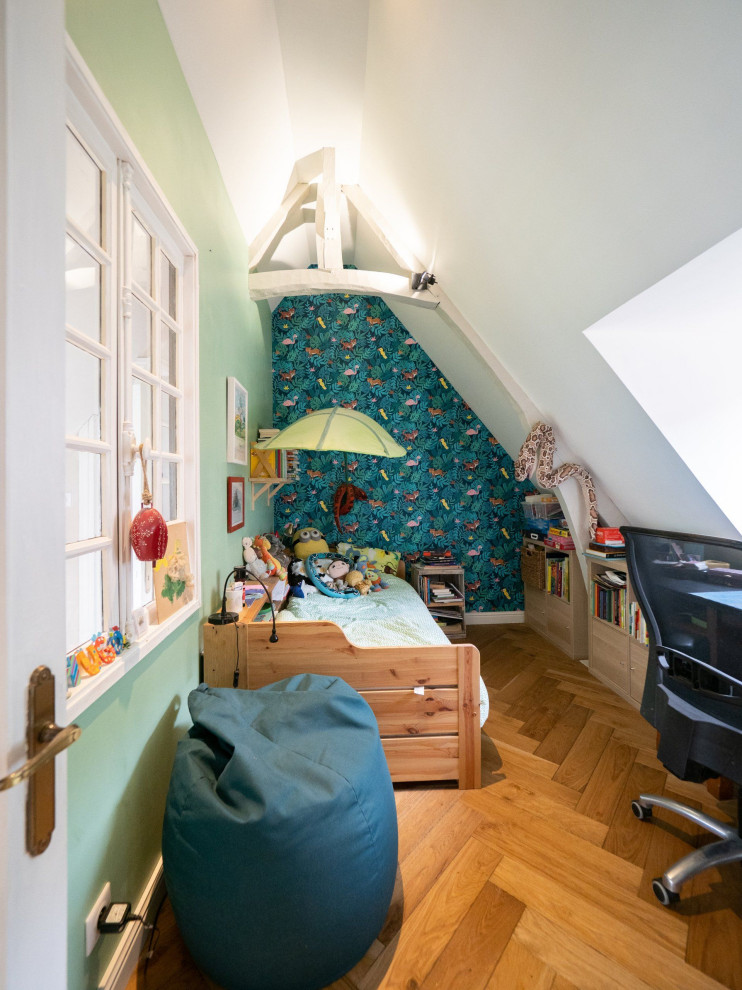 На фото: детская среднего размера в стиле кантри с спальным местом, зелеными стенами, светлым паркетным полом, балками на потолке и обоями на стенах для ребенка от 4 до 10 лет, мальчика с