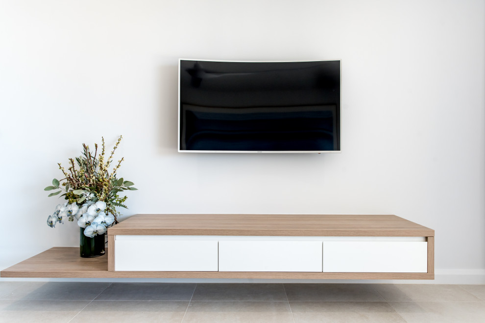 Esempio di un piccolo soggiorno stile marinaro aperto con pareti bianche e TV a parete