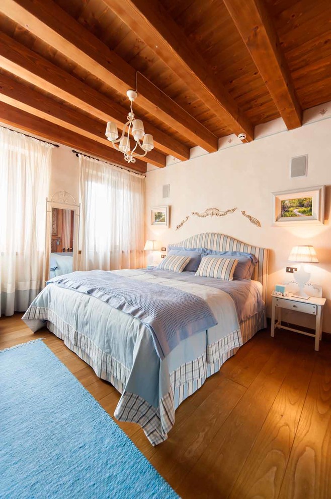 Ispirazione per una camera da letto mediterranea