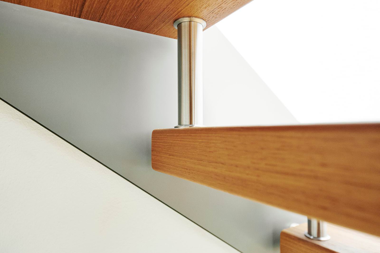 консольная лестница из бирманского тика