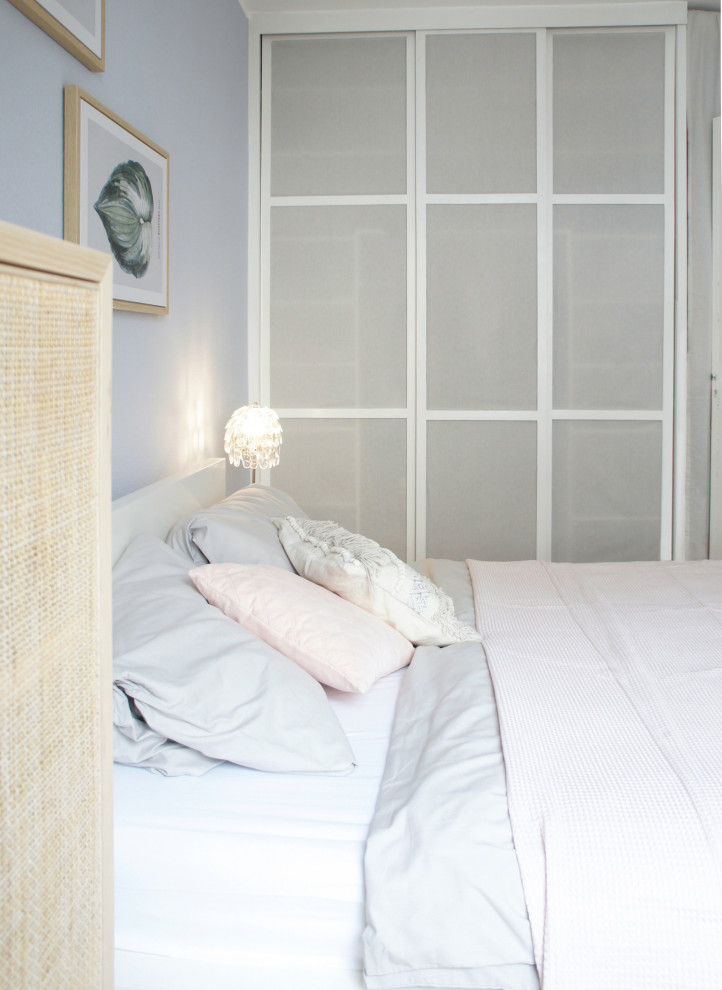 Mittelgroßes Nordisches Hauptschlafzimmer mit blauer Wandfarbe und braunem Holzboden in Stuttgart