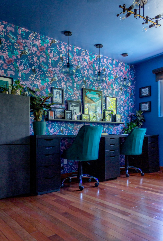 Exempel på ett mellanstort exotiskt hobbyrum, med blå väggar, mellanmörkt trägolv och ett fristående skrivbord