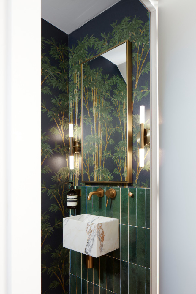 Moderne Gästetoilette mit grünen Fliesen, bunten Wänden, Wandwaschbecken und Tapetenwänden in London