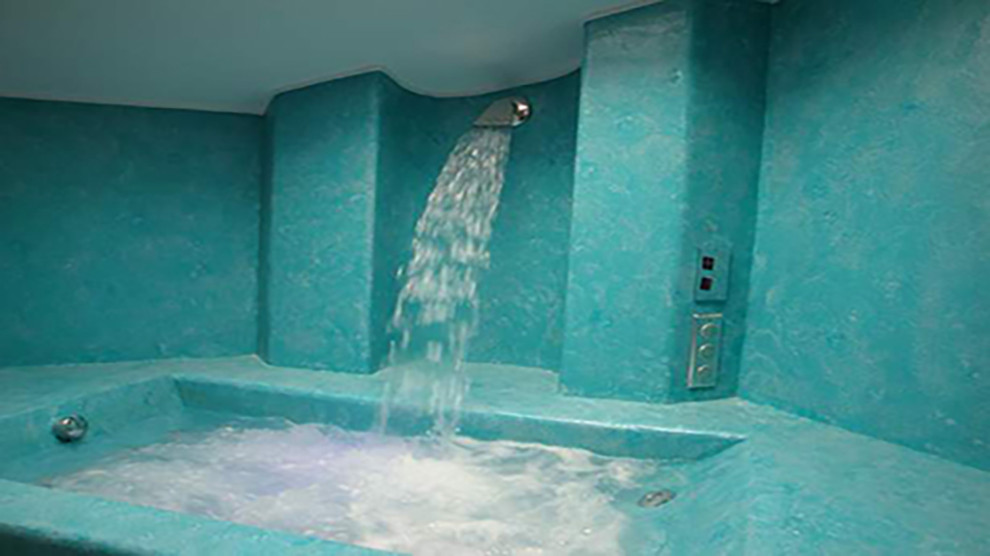 Großes Modernes Badezimmer En Suite mit Whirlpool, bodengleicher Dusche, Wandtoilette und Doppelwaschbecken in Rom