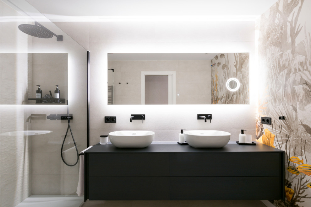 Modern inredning av ett stort svart svart toalett, med släta luckor, svarta skåp, en toalettstol med separat cisternkåpa, beige kakel, keramikplattor, gula väggar, klinkergolv i keramik, ett fristående handfat, träbänkskiva och beiget golv