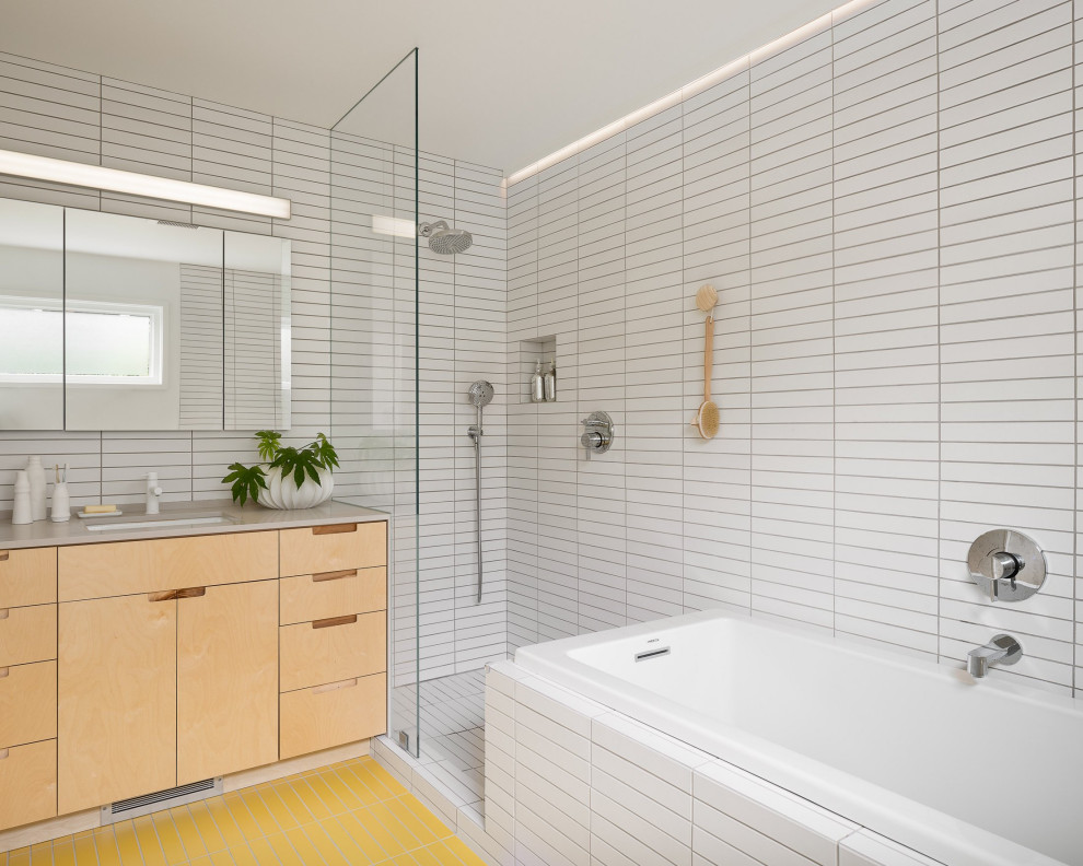 Идея дизайна: главная ванная комната в стиле ретро с серой столешницей, тумбой под одну раковину, встроенной тумбой, плоскими фасадами и желтым полом