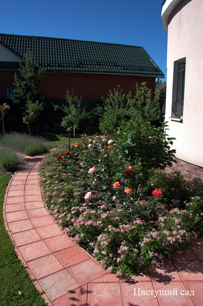 Розарий с бордюром из спиреи