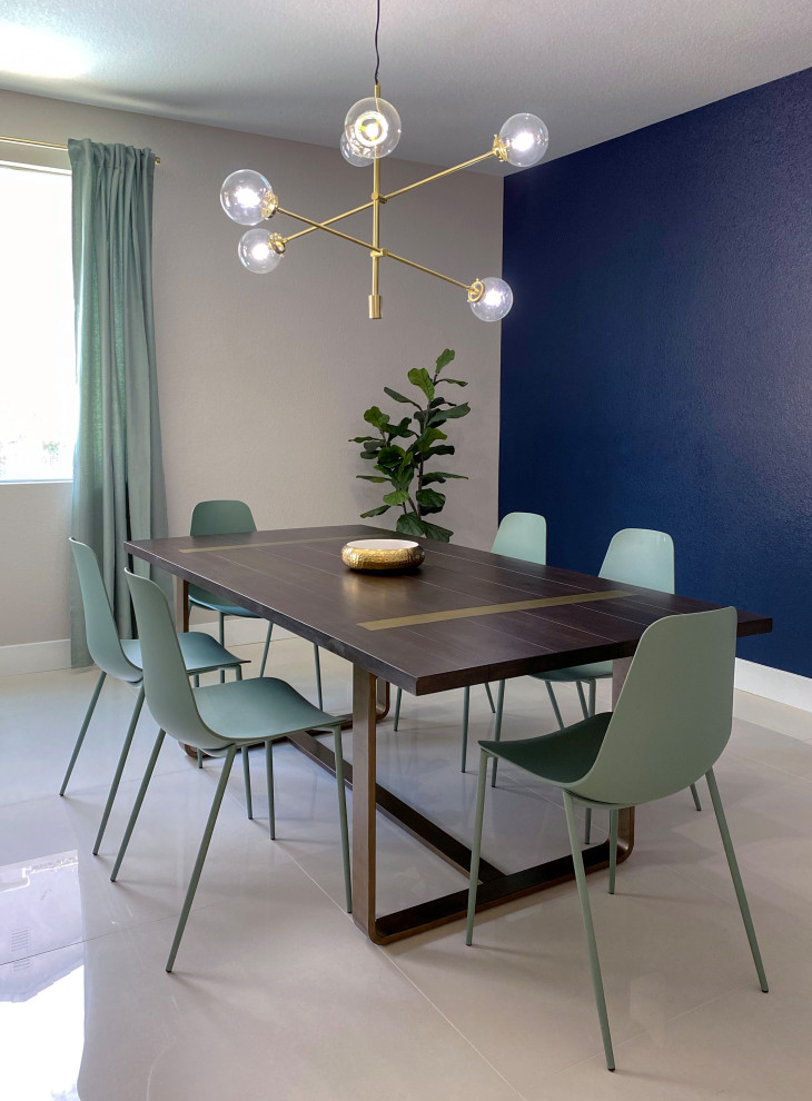 Aménagement d'une salle à manger classique fermée et de taille moyenne avec un mur bleu, un sol en carrelage de porcelaine, aucune cheminée et un sol blanc.