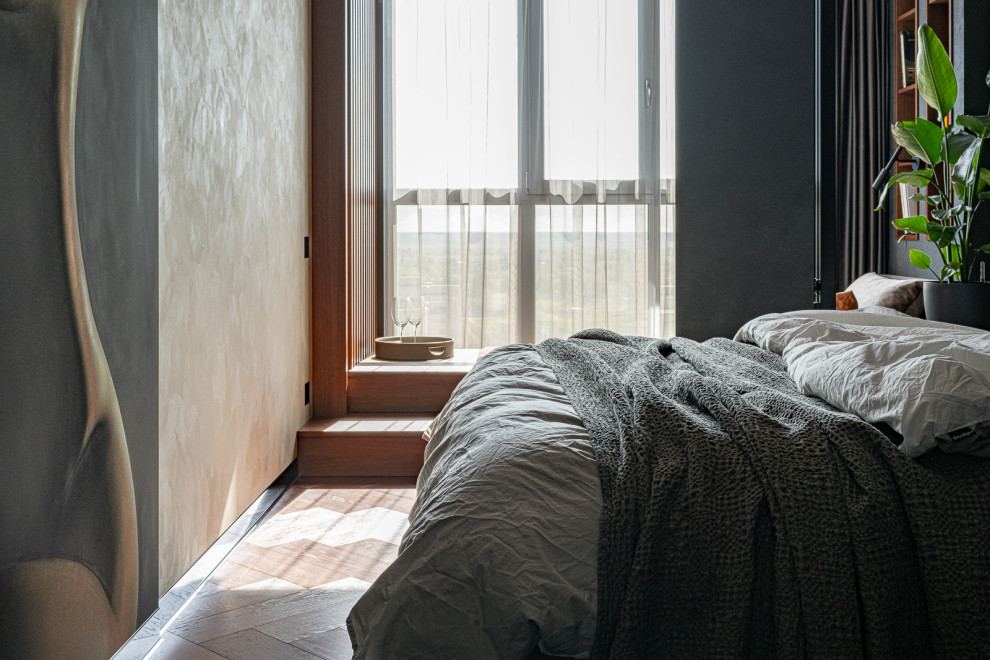 Пример оригинального дизайна: хозяйская спальня в современном стиле с бежевыми стенами, темным паркетным полом, красным полом и акцентной стеной