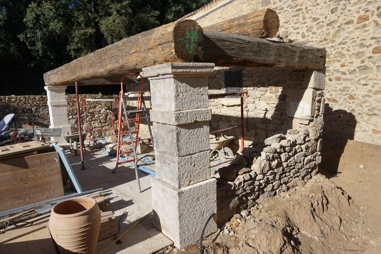 une maison avec piscine à Uzes