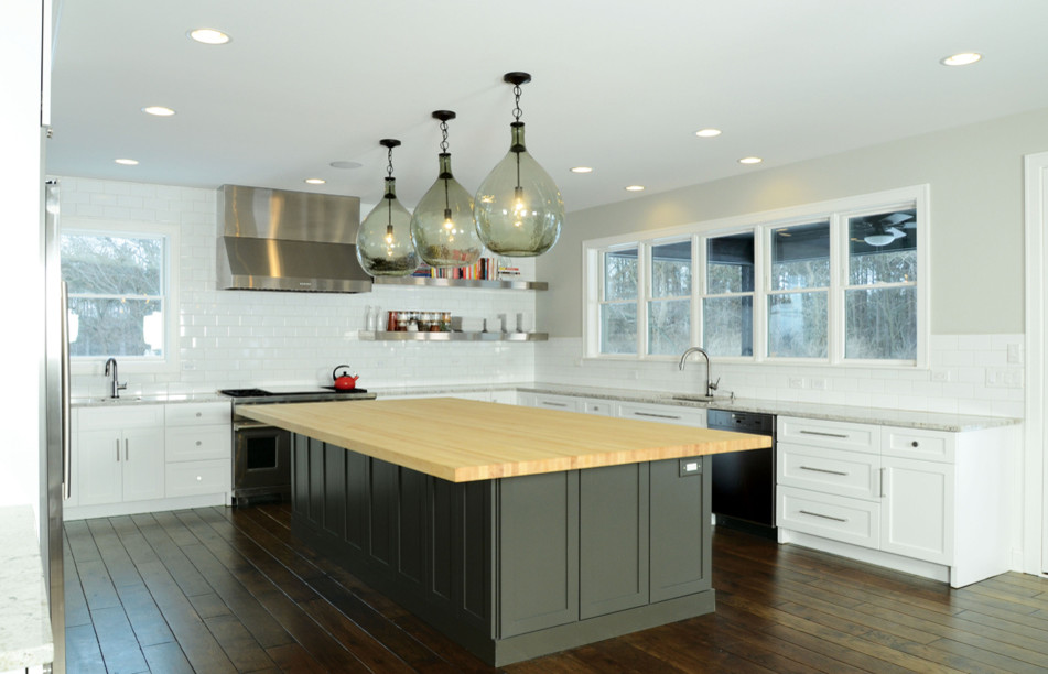 Kitchen - transitional kitchen idea in Chicago