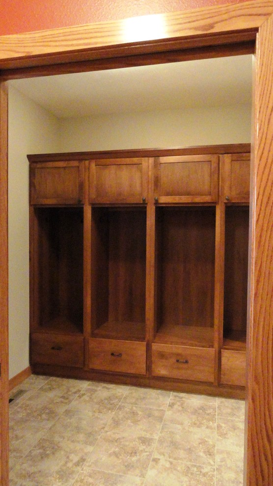 Mudroom - small mudroom idea with beige walls
