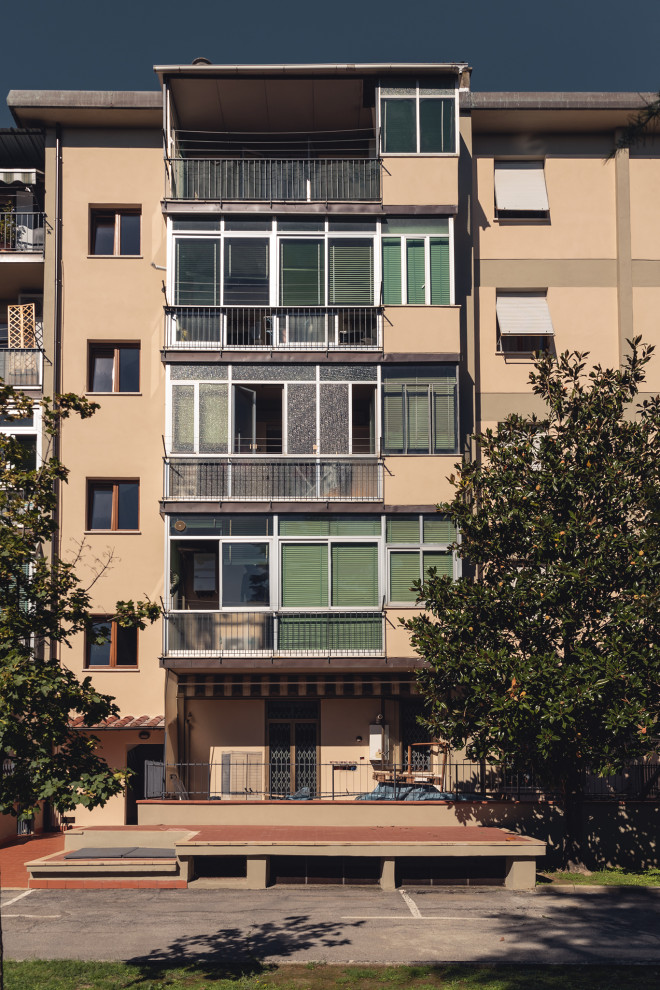 Modelo de fachada de piso beige y gris moderna de tamaño medio con revestimientos combinados, tejado plano y tejado de varios materiales