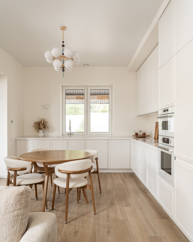 Белая кухня-гостиная