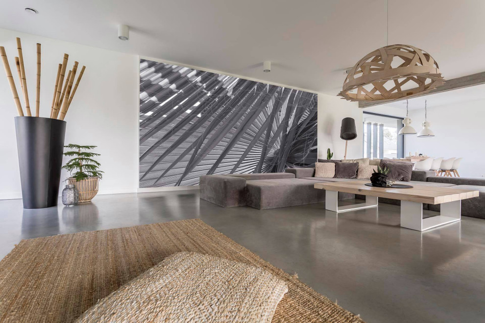 ロサンゼルスにある高級な広いコンテンポラリースタイルのおしゃれなダイニング (白い壁、コンクリートの床、グレーの床、格子天井、壁紙、白い天井) の写真