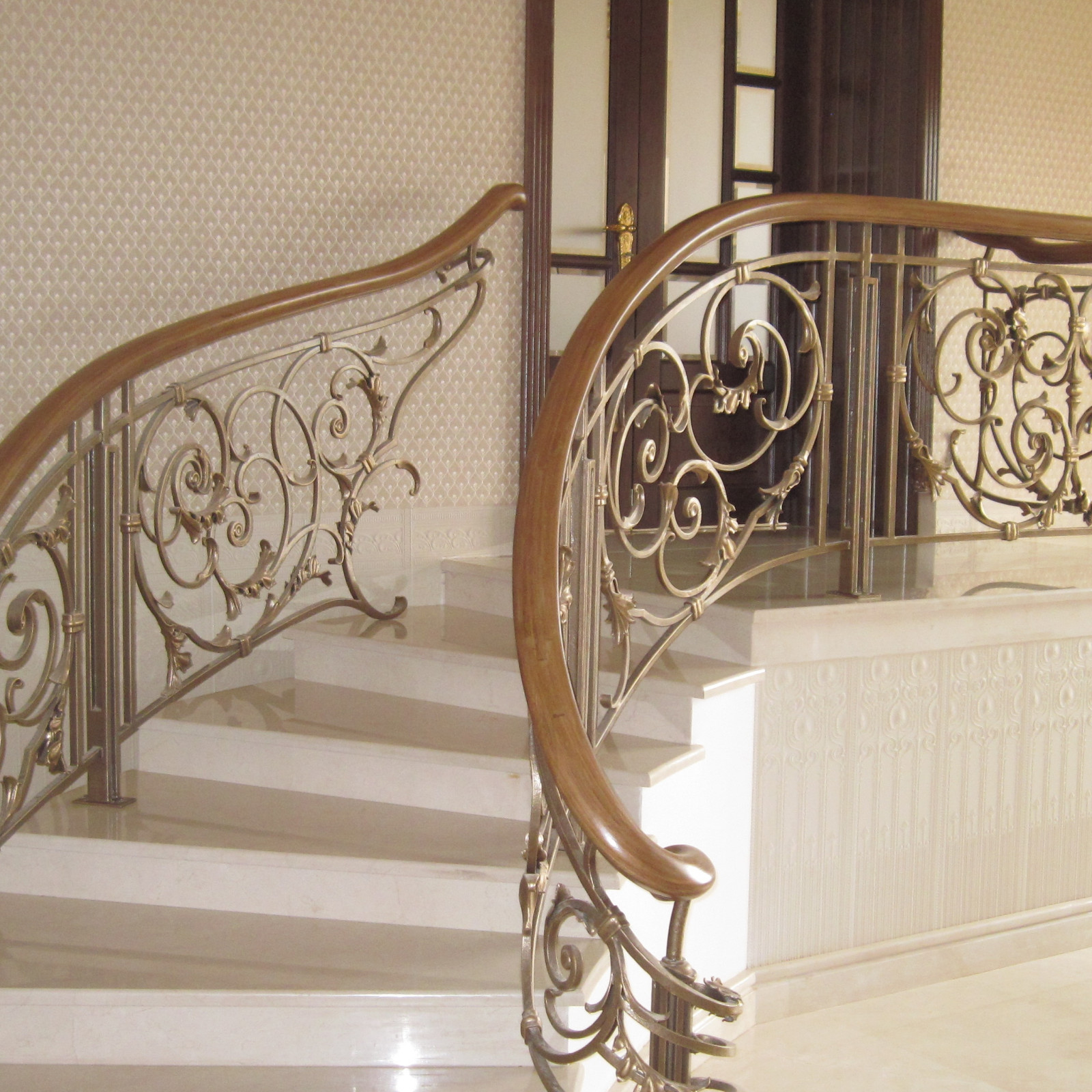Деревянный гнутый поручень на кованые ограждения лестниц.