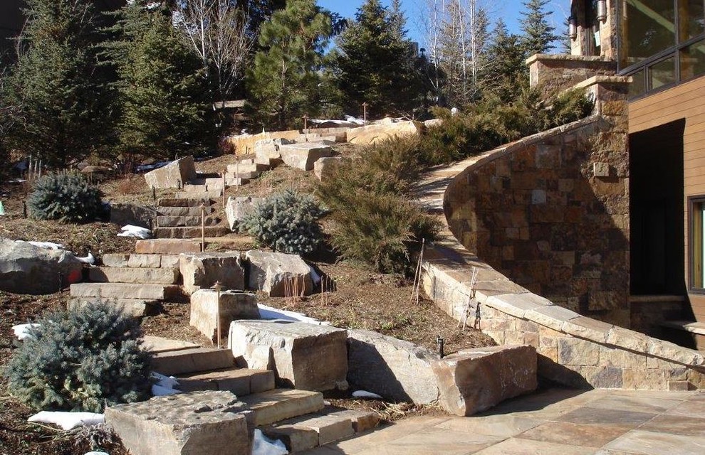 Design ideas for a mid-sized country side yard full sun xeriscape in Denver with natural stone pavers.