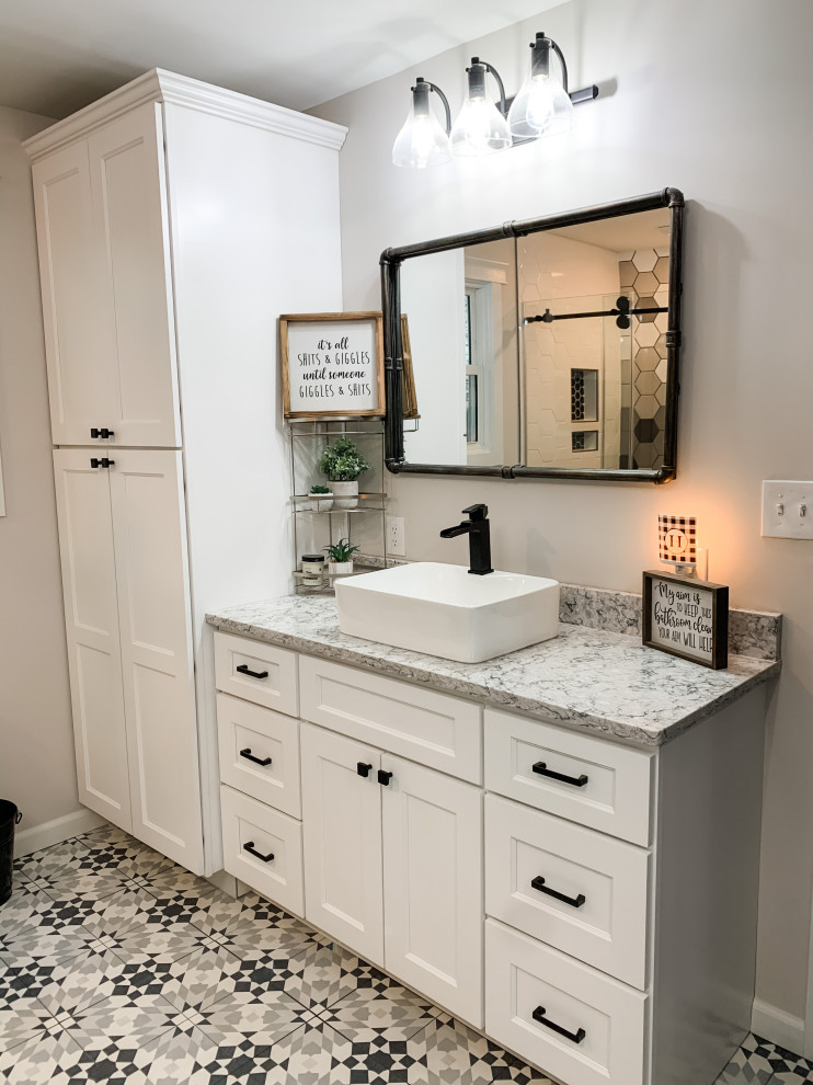 Источник вдохновения для домашнего уюта: ванная комната в стиле модернизм с белыми фасадами, отдельно стоящей ванной, полом из керамической плитки, настольной раковиной, столешницей из искусственного кварца и тумбой под одну раковину