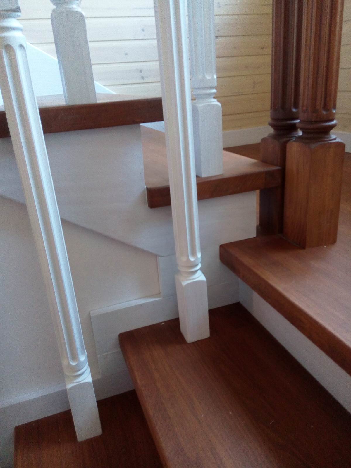 Лестница 2-х цветная с канелюрами