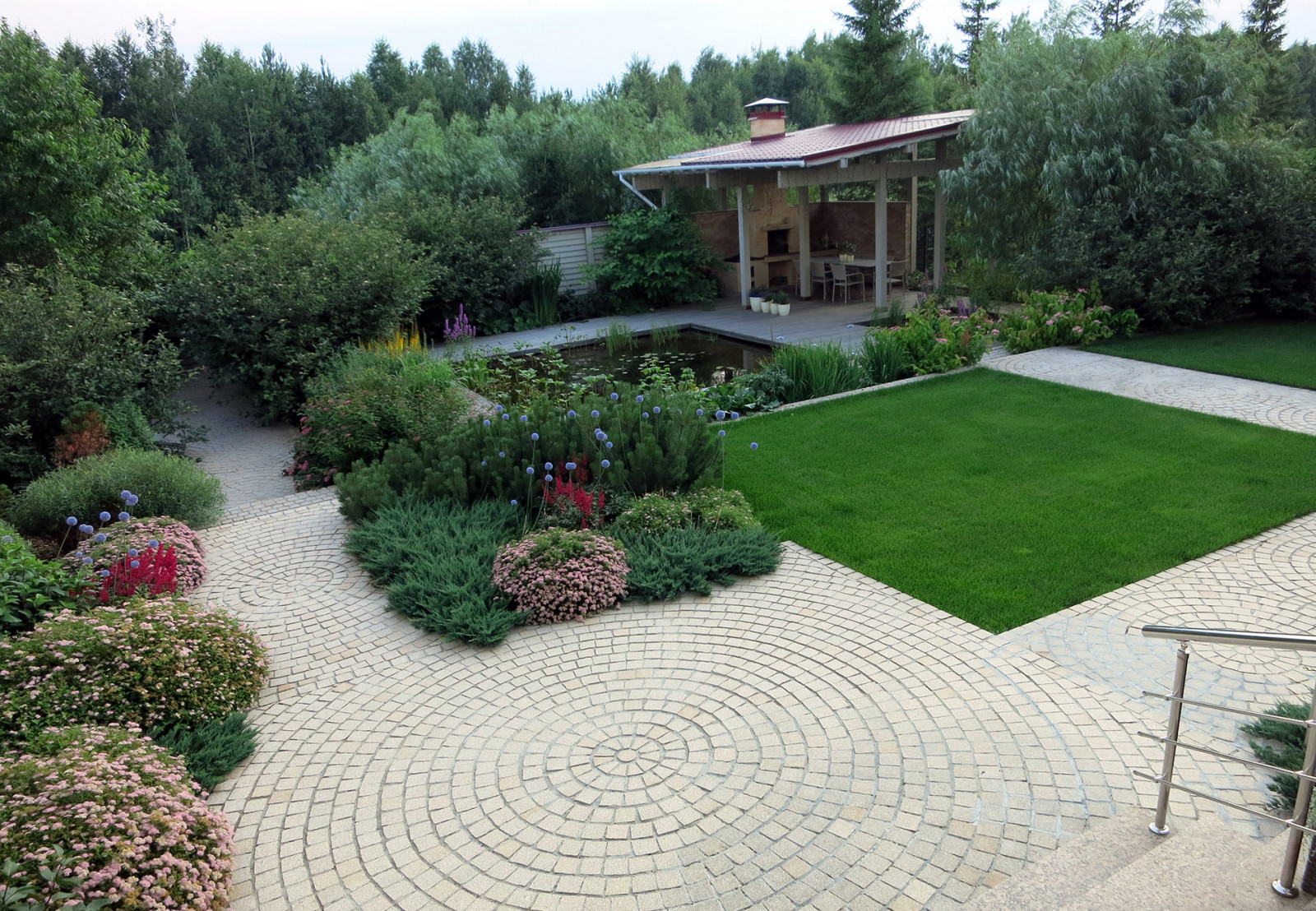 Сад с геометричным водоемом