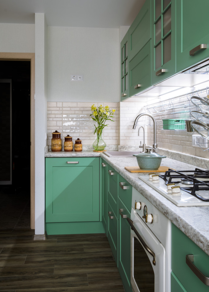 Зелёная кухня в неоклассическом стиле в Заречном