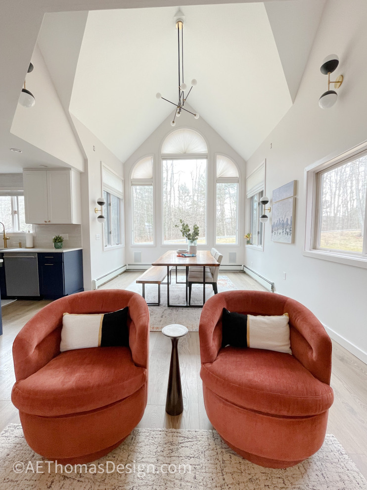 Пример оригинального дизайна: открытая гостиная комната среднего размера в стиле ретро с белыми стенами, стандартным камином, фасадом камина из плитки и телевизором на стене