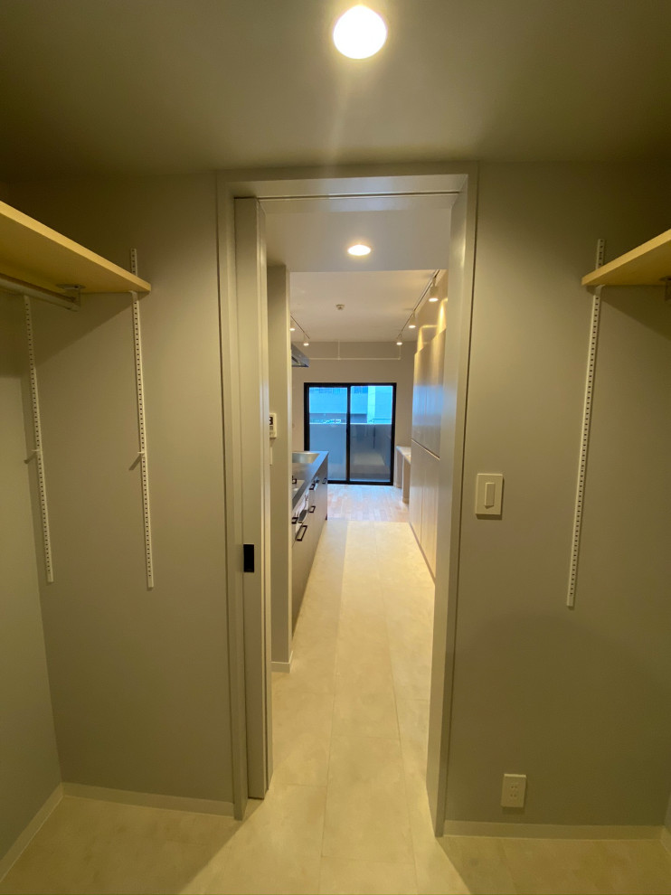 Immagine di una cabina armadio unisex moderna di medie dimensioni con nessun'anta, pavimento in linoleum, pavimento beige e soffitto in perlinato