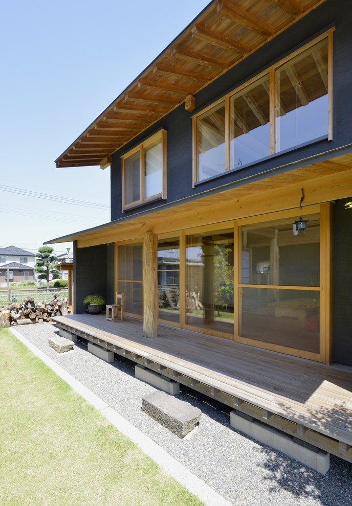 Diseño de terraza de estilo zen en patio trasero y anexo de casas