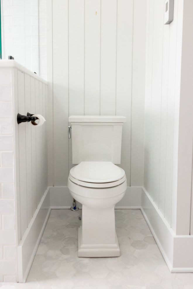 Idée de décoration pour une salle de bain principale en bois brun avec un placard à porte plane, une baignoire indépendante, une douche à l'italienne, WC séparés, un carrelage blanc, des carreaux de céramique, un mur blanc, un sol en marbre, un lavabo encastré, un plan de toilette en marbre, un sol blanc, aucune cabine, un plan de toilette blanc, un banc de douche, meuble double vasque, meuble-lavabo sur pied, un plafond voûté et du lambris de bois.