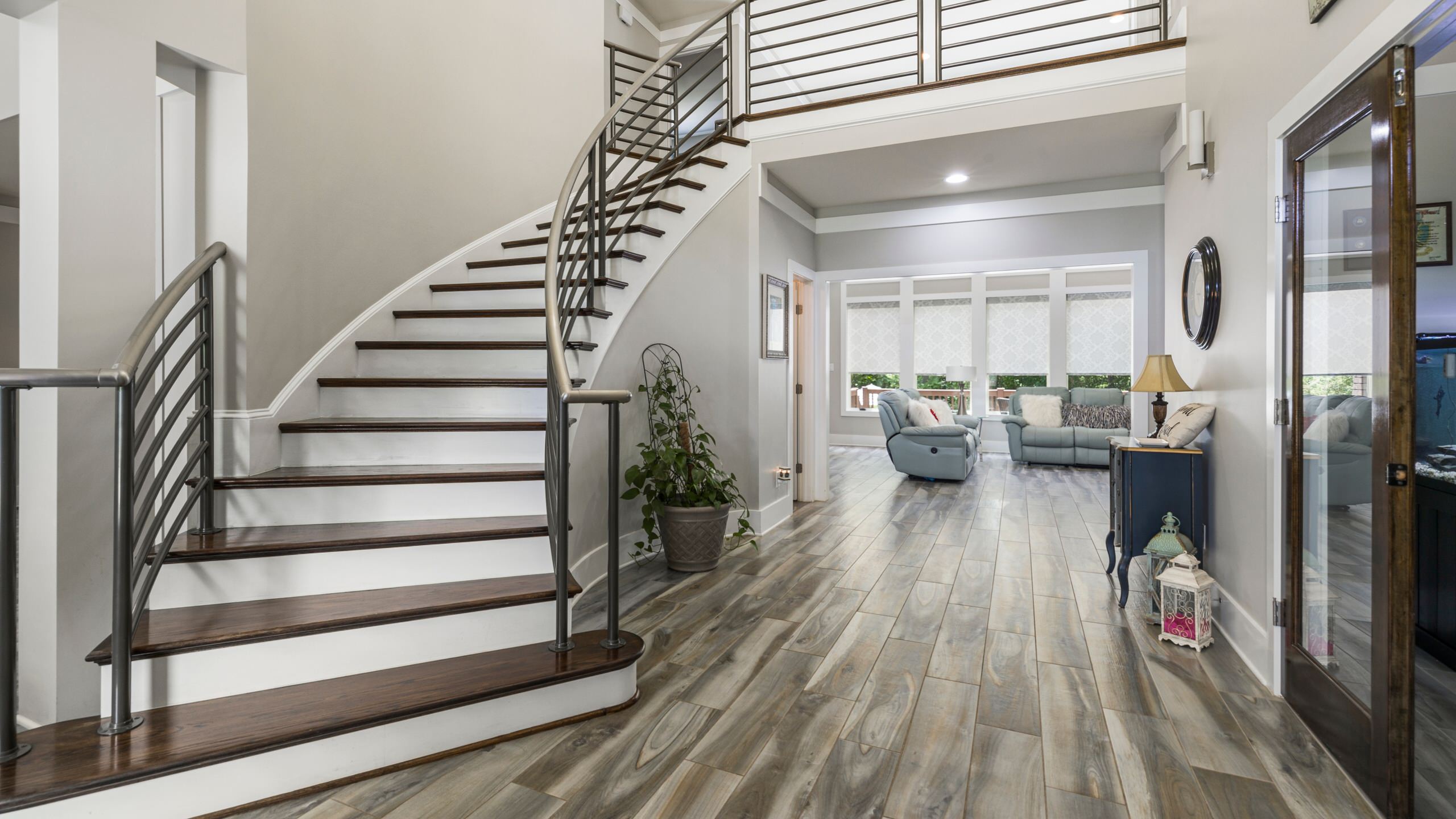 Choosing the Right Materials for Your Modern Staircase