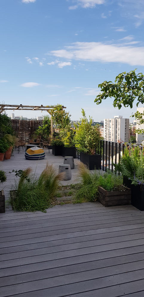 Inspiration for a large country rooftop deck in Paris with a container garden and a pergola.