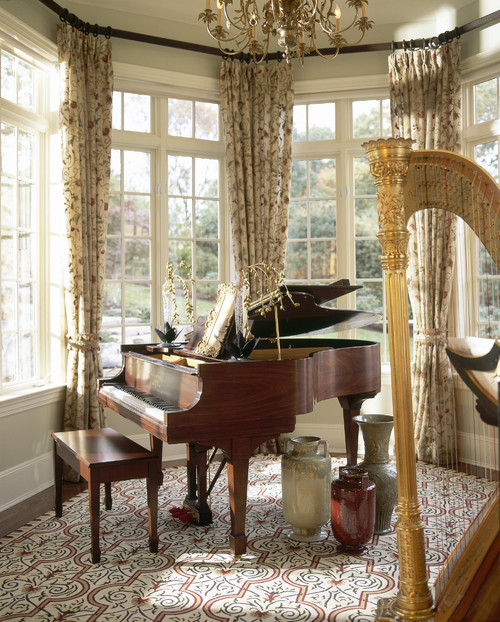 まるでお城の一室みたいなゴージャス感あふれるピアノ室。ハープと奏でる演奏はまるでお姫様になったような気分が味わえそちゃいそう！