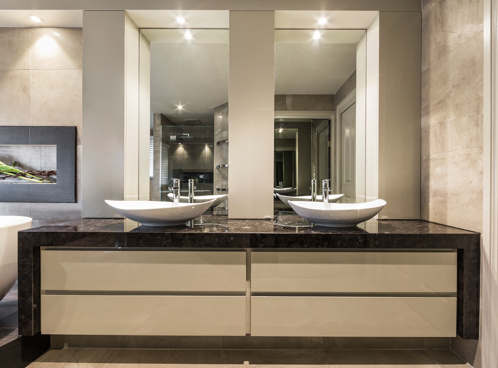 This is an example of a mid-sized contemporary bathroom in Melbourne.