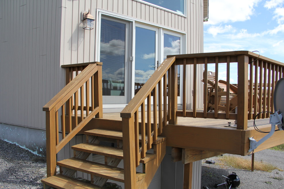 Example of a trendy deck design in New York
