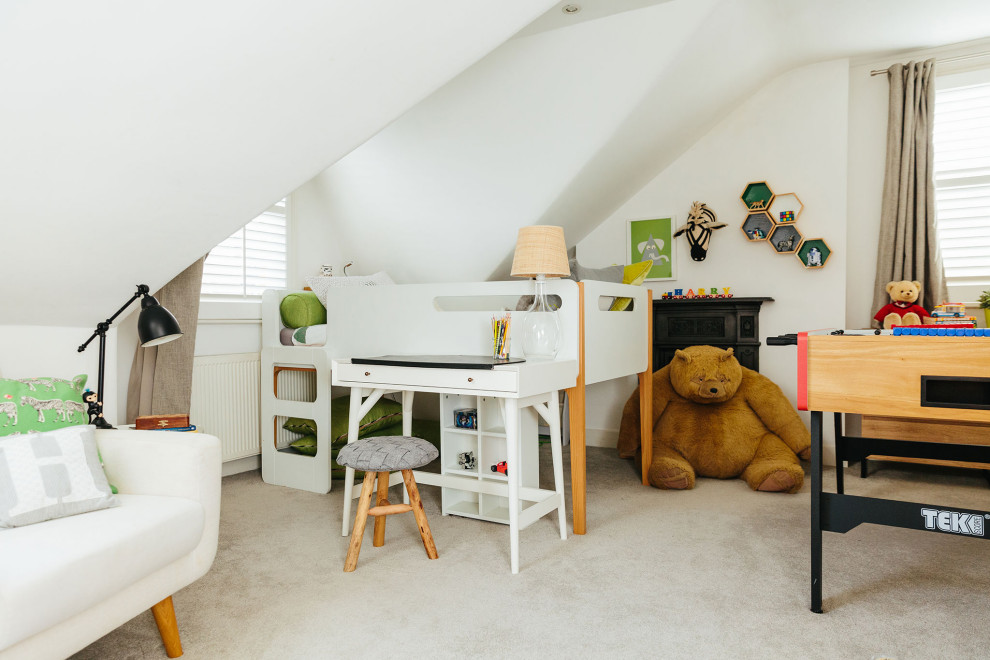 Inredning av ett modernt stort pojkrum kombinerat med sovrum och för 4-10-åringar, med vita väggar, heltäckningsmatta och beiget golv
